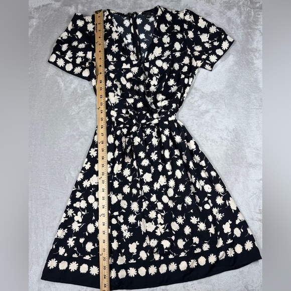 Ann Taylor Factory Black Cream Floral A line Short Sleeve Surplice Dress Size 2 - Picture 8 of 16